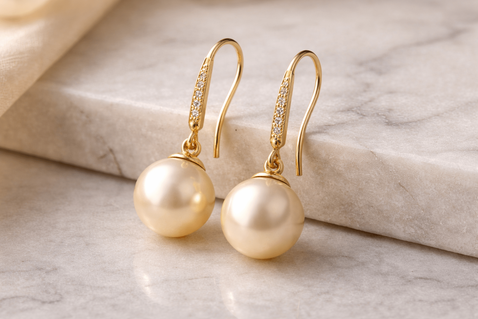 pearlsonly-blog-99-image-1-pearl - Gul guld perleøreringe Klassisk kombination - Perlesmykker - pearlsonly